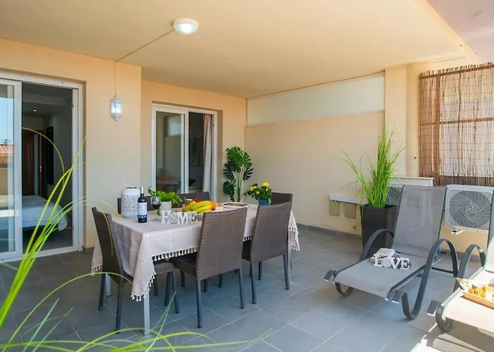 Boutique With Terrace By Turivida فوينخيرولا